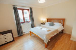 a bedroom with a large bed and a window at The Welsh Hideaway in Llanberis