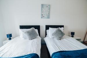 two beds sitting next to each other in a room at The Graigfryn Hideaway in Amlwch