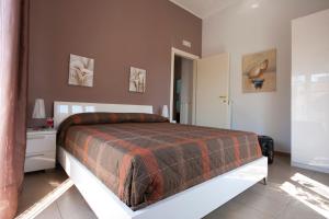 sypialnia z dużym łóżkiem i czerwonym kocem w obiekcie Vado Al Massimo w mieście Palermo