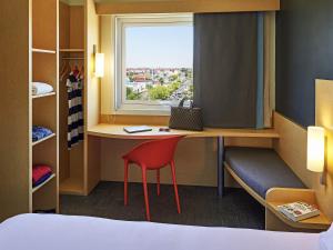 a room with a bed and a desk and a window at Ibis Los Mochis in Los Mochis +59 photos