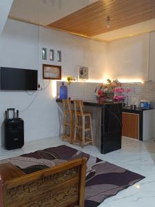 a living room with a counter and a kitchen at Uoemah gunung baturaden in Baturaden