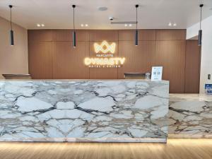 a lobby of a luxury hotel with a marble counter at Hotel Margarita Dynasty in Porlamar +54 photos