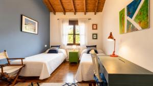 two beds in a room with a ping pong table at Villa Costa Cue in Cue