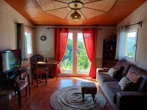 a living room with a couch and a table at Lugar dos Meandros 