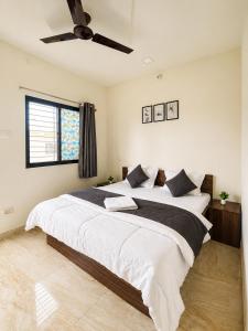 a bedroom with a large bed with a ceiling fan at Hotel Tiger Paradise in Mahirāvani +28 photos