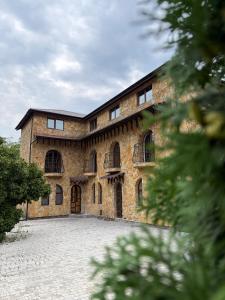 un grande edificio in mattoni con finestre di Hotel Sofiyvka Park a Umanʼ