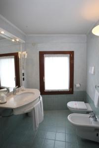Koupelna v ubytování Albergo Alla Campana