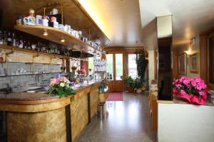 bar w restauracji z kwiatami na ladzie w obiekcie Albergo Alla Campana w mieście Dolo