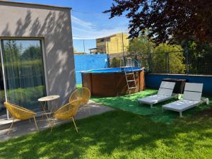 a backyard with chairs and a table and a grill at Atelier Randagi al Pigneto 1&2 in Rome