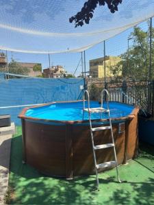 a ladder is standing in a hot tub with aitating at Atelier Randagi al Pigneto 1&2 in Rome