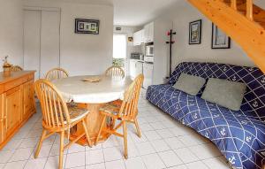 a kitchen with a table and chairs and a couch at Maison Piriac in Piriac-sur-Mer