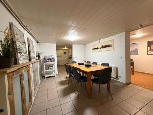 a kitchen and dining room with a table and chairs at Basement Rotherbaum in Hamburg