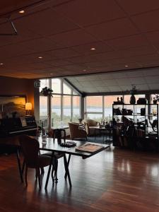 ein Raum mit Tisch und Stühlen in einem Gebäude in der Unterkunft Hotel Glymur in Leirá