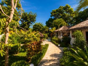 a path between two huts in a resort at Les Bungalows De Ja in Nosy Be