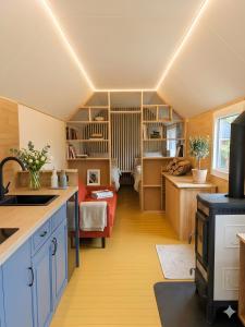 a room with a kitchen and a living room at Tinyhaus in Dornburg