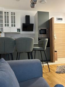 a living room with a table and chairs at Apartman M306 Zlatibor in Palisat