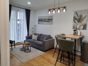 a living room with a couch and a table at Apartman M306 Zlatibor in Palisat