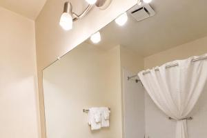 ein Badezimmer mit Dusche und Duschvorhang in der Unterkunft Travelodge by Wyndam Chetwynd in Chetwynd + 24 Fotos