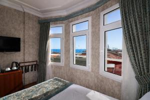 Säng eller sängar i ett rum på Blue House Hotel Old City - Sultanahmet +64 foton