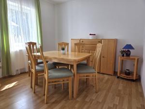 a dining room table and chairs in a room at Ferienwohnung Feuerstein in Sassnitz