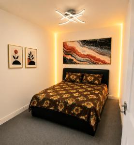 a bedroom with a bed and a ceiling fan at The Peaceful Home in Nottingham