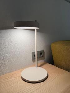 a white lamp sitting on top of a table at Wohnen an der Mühlenwiese in Bad Sobernheim +2 photos
