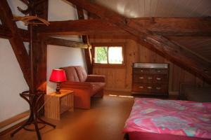 Habitación con cama, sofá y mesa. en Le Polder en Le Paquier