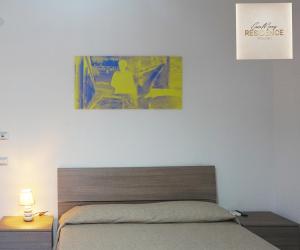 a bedroom with a bed and a picture on the wall at CasaMamy Residence in Pompei