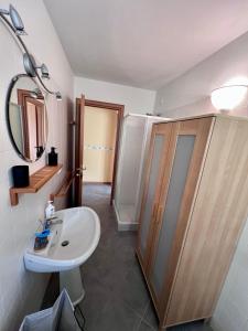 a bathroom with a sink and a shower and a toilet at Appartamento Orchidea in Lepreno
