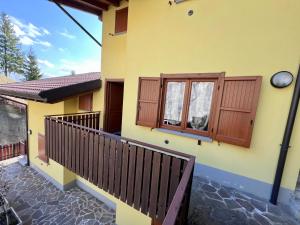 a house with two windows and a balcony at Appartamento Orchidea in Lepreno +8 photos
