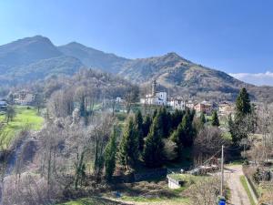 a town on a hill with trees and mountains at Appartamento Orchidea in Lepreno