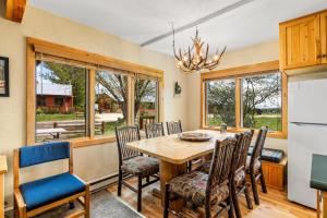 a dining room with a wooden table and chairs at Hiker in Clark