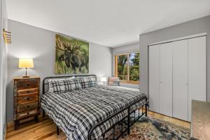 a bedroom with a bed and a painting on the wall at Wintersong in Clark +24 photos