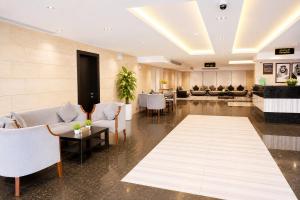 a lobby of a hotel with a table and chairs at توارن للشقق المخدومة اقتصادي in Al Khobar