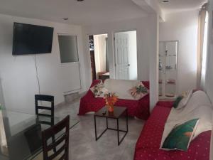 a living room with a couch and a table at Santa Rosalía3- 2 habitaciones in San Felipe Hueyotlipan