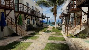 a walkway between two buildings next to the beach at Flat Beira mar in Cabo de Santo Agostinho