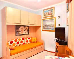 a living room with a couch and a tv at Condominio Canaima in Bibione