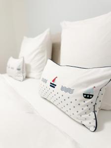 a bed with white pillows and a box on it at Ferienwohnung Knut in Lütjenbornholt