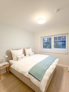 a large white bed in a room with a window at Ferienwohnung Knut in Lütjenbornholt