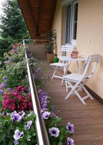 um alpendre com mesa, cadeiras e flores em Haus Grabenbühl em Wieden