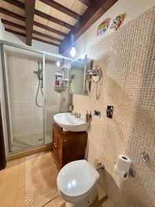 a bathroom with a toilet and a shower and a sink at Casa Claudia Stagnone in Marsala +25 photos