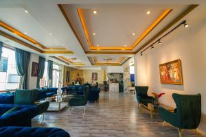 a waiting room with blue couches and chairs at Cappadocia Mihran Sultan in Avanos