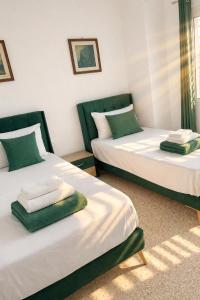 two beds sitting next to each other in a room at Le Rooftop Apparte - Barbecue, Grande Terrasse in Nabeul