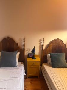 two beds sitting next to each other in a bedroom at La Alcoba de los Cuentos in Urueña