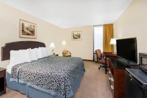 Days Inn by Wyndham Indianapolis Northeast的电视和/或娱乐中心