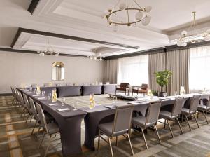 ein Konferenzraum mit einem langen Tisch und Stühlen in der Unterkunft Kimpton Marlowe by IHG in Cambridge