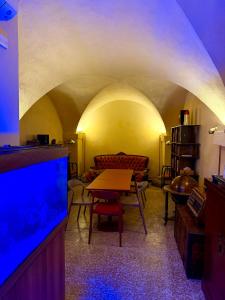 a living room with a table and a fish tank at Ca' Letizia in Noli