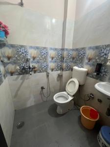 a bathroom with a toilet and a sink at Annapurna Homestays in Varanasi