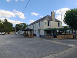 an empty parking lot in front of a building at La Halte in Torigni-sur-Vire