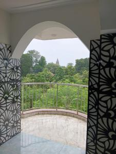 a room with a balcony with a view at Shahi House in Bodh Gaya